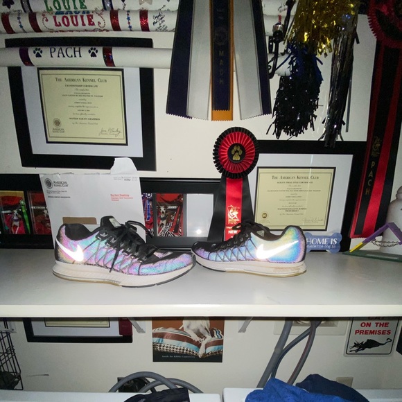 Hard to find Nike shoes black, turns iridescent - Picture 2 of 12